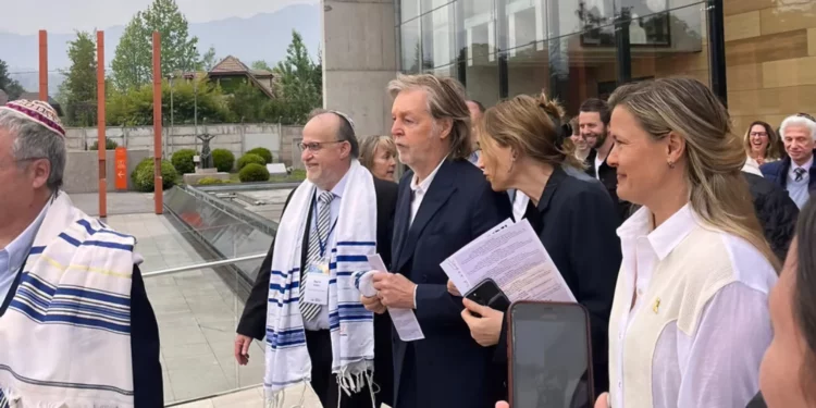 Paul McCartney asistió a servicios de Yom Kippur en Chile junto a su esposa