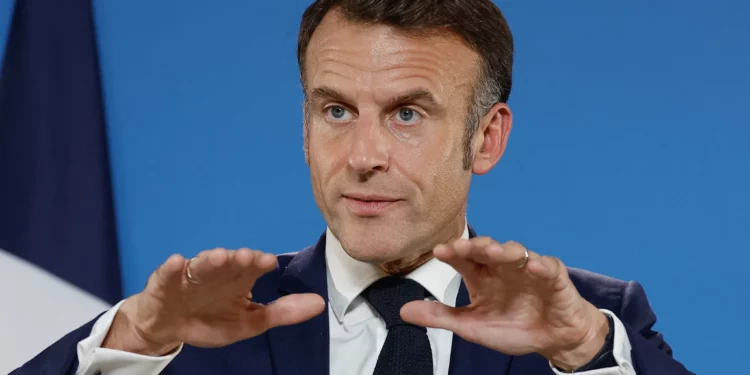 El presidente de Francia, Emmanuel Macron, se dirige a la prensa tras la cumbre de la UE en Bruselas, el 17 de octubre de 2024. (Ludovic MARIN / AFP)