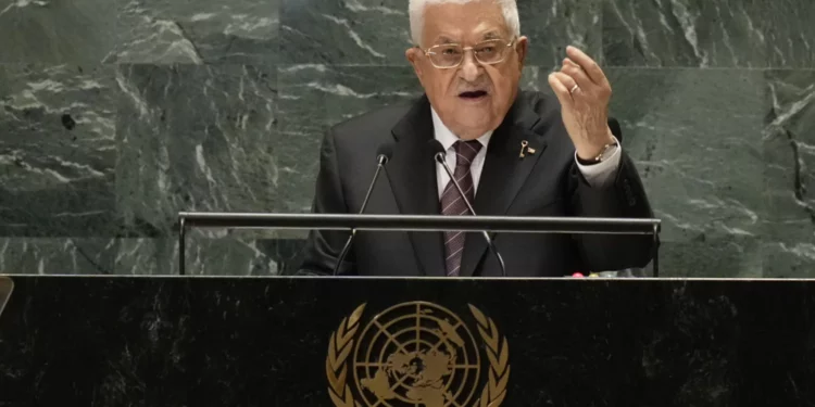 El presidente de la Autoridad Palestina, Mahmud Abás, se dirige a la 79.ª sesión de la Asamblea General de las Naciones Unidas, el jueves 26 de septiembre de 2024, en la sede de la ONU. (Foto AP/Frank Franklin II)