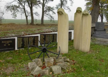 Conmemoración de víctimas judías del Holocausto en bosque polaco