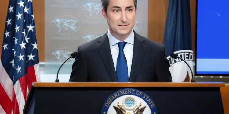 El portavoz del Departamento de Estado, Matthew Miller, responde preguntas durante una conferencia de prensa en el Departamento de Estado el 18 de julio de 2023, en Washington. (AP/Nathan Howard)