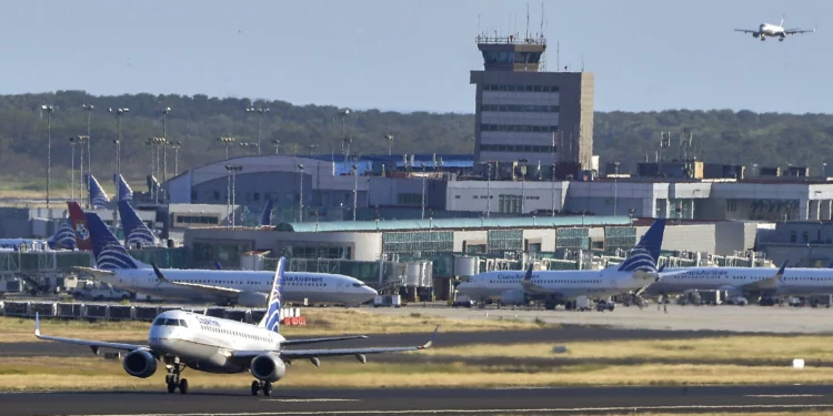 Imagen ilustrativa: Un avión avanza por la pista mientras otros pasajeros esperan en la pista del Aeropuerto Internacional de Tocumen, el 22 de marzo de 2020, en la Ciudad de Panamá, Panamá. (Luis Acosta/AFP)