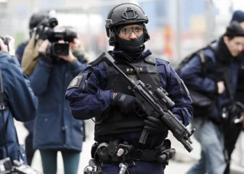 Imagen ilustrativa: Un agente de la policía de las fuerzas especiales patrulla cerca de los grandes almacenes Ahlens tras un supuesto ataque terrorista en la calle Drottninggatan, en el centro de Estocolmo, Suecia, el 8 de abril de 2017. (Foto AP/Markus Schreiber)