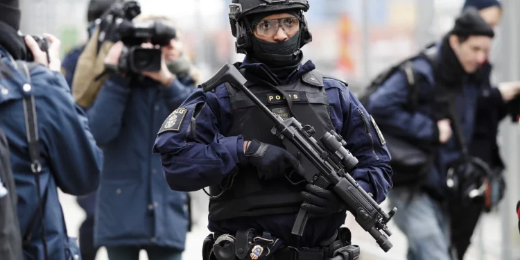 Imagen ilustrativa: Un agente de la policía de las fuerzas especiales patrulla cerca de los grandes almacenes Ahlens tras un supuesto ataque terrorista en la calle Drottninggatan, en el centro de Estocolmo, Suecia, el 8 de abril de 2017. (Foto AP/Markus Schreiber)