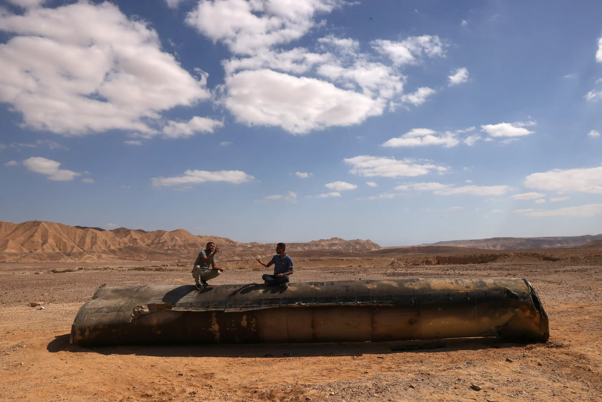 Restos de un misil iraní en el desierto del Néguev, cerca de Arad, el 2 de octubre de 2024, tras un ataque con misiles iraníes contra Israel. (Menahem Kahana/AFP)