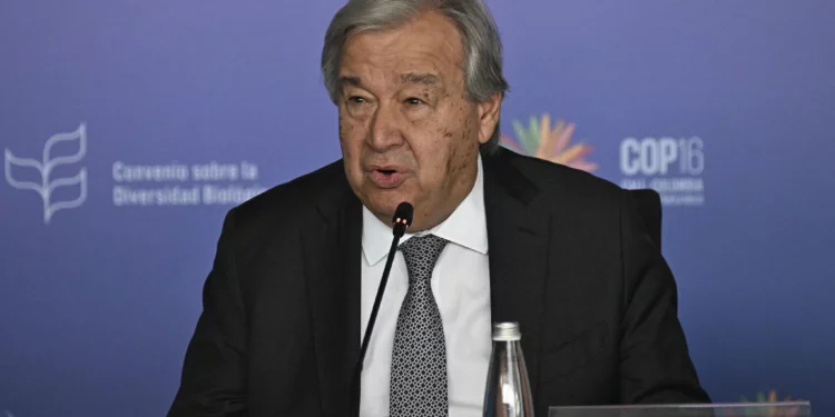 El secretario general de la ONU, Antonio Guterres, habla durante una conferencia de prensa en la zona azul de la cumbre COP16 en Cali, Colombia, el 30 de octubre de 2024 (JOAQUIN SARMIENTO / AFP)