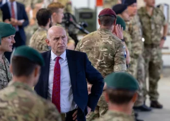 Imagen del Secretario de Estado de Defensa del Reino Unido, John Healey, visitando al personal de servicio en el campamento Bloodhound, Episkopi, Chipre, el 2 de octubre de 2024. Crédito: Derechos de autor de la Corona/Ministerio de Defensa del Reino Unido.