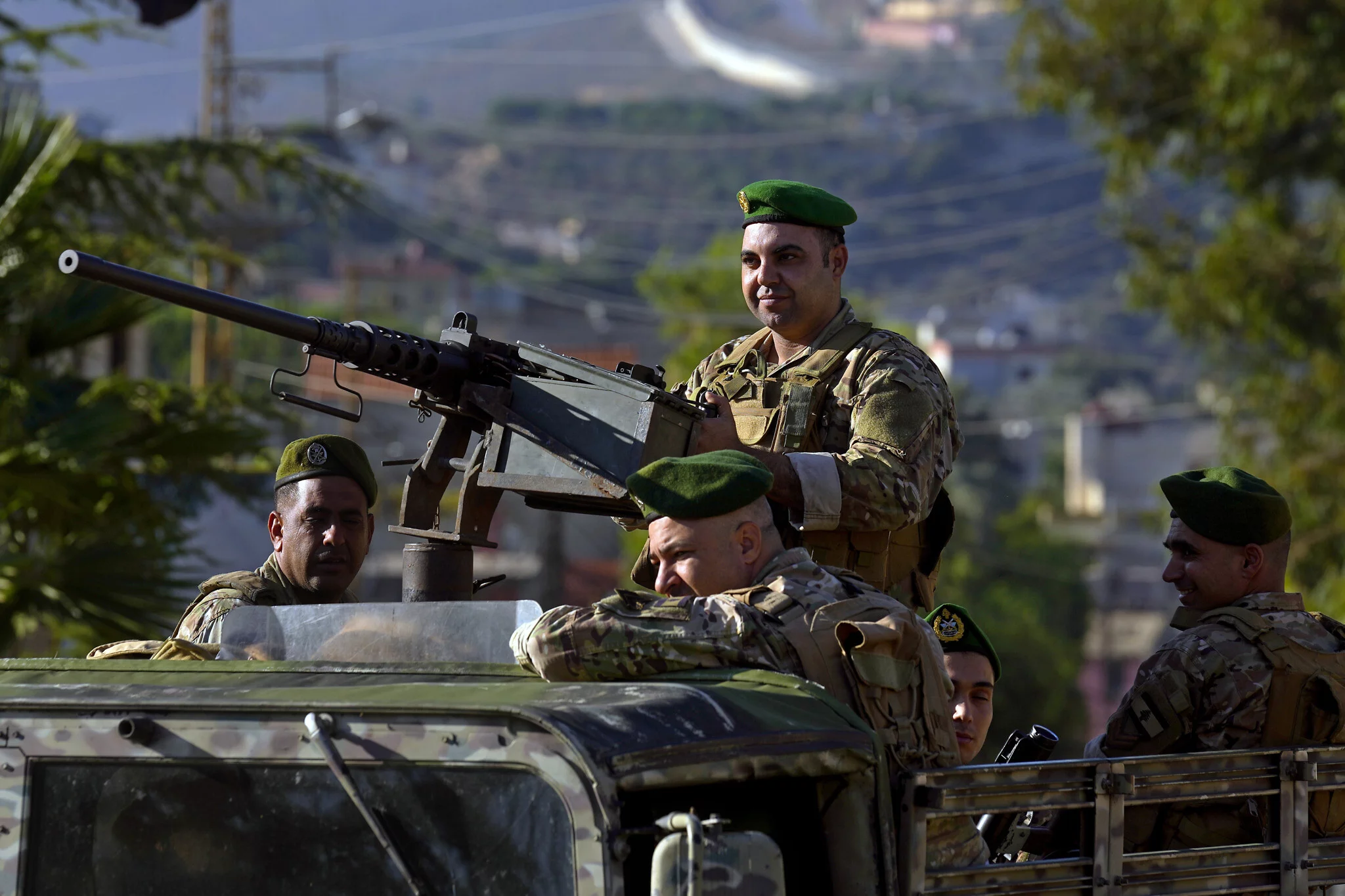 Soldados del ejército libanés se sientan en su vehículo blindado mientras patrullan el lado libanés de la frontera entre Israel y el Líbano en la aldea sureña de Kfar Kila, Líbano, el 13 de octubre de 2023. (Foto AP/Bilal Hussein, Archivo)