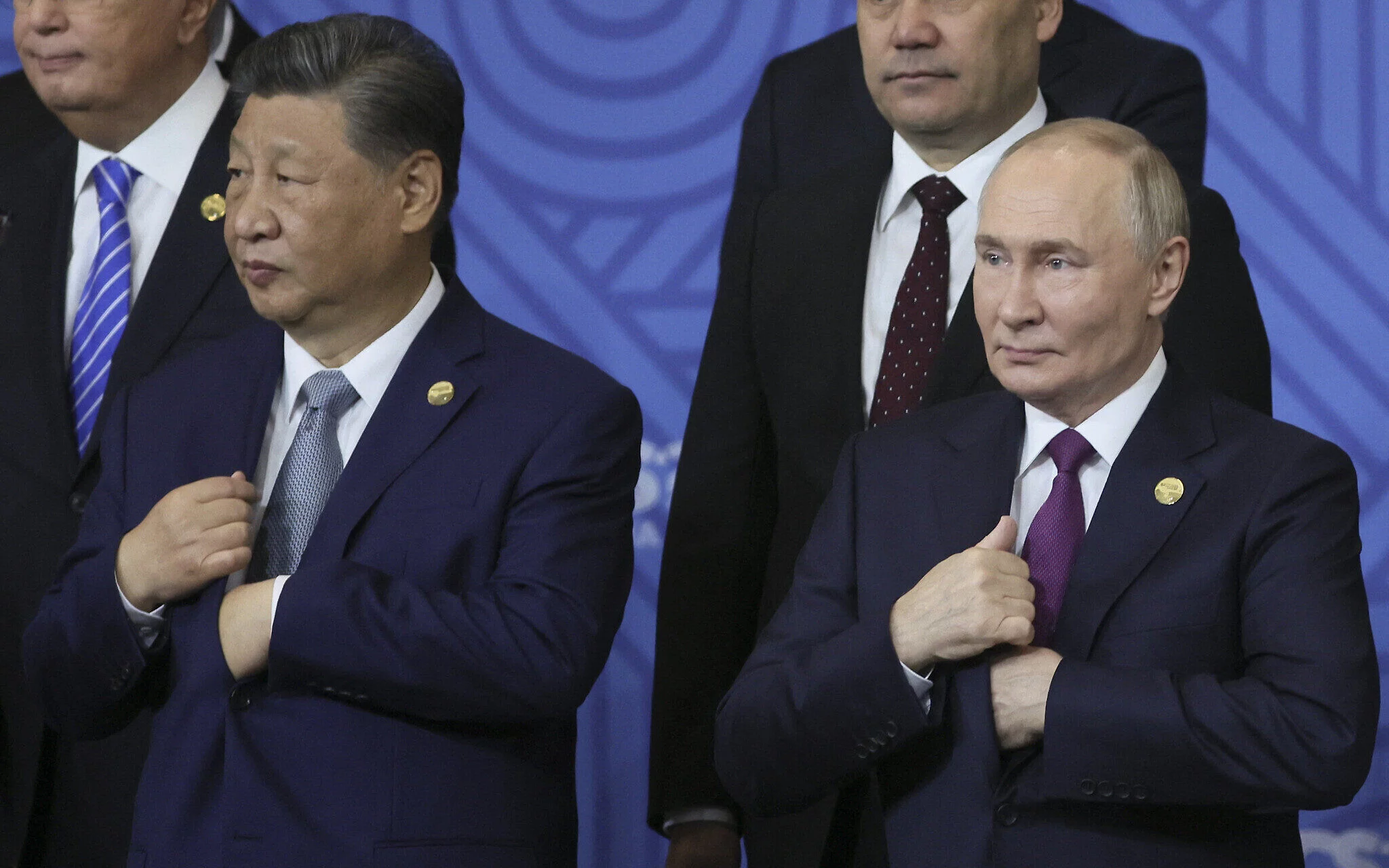 El presidente ruso, Vladimir Putin, el presidente chino, Xi Jinping, y otros líderes posan para una foto familiar durante la cumbre BRICS en Kazán el 24 de octubre de 2024. (Maxim Shipenkov/Pool/AFP)