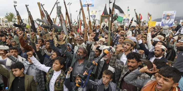 Yemeníes armados corean consignas durante una manifestación para denunciar el asesinato del jefe de Hamás, Ismail Haniyeh, y del comandante de alto rango de Hezbolá, Fuad Shukr, en la capital, controlada por los hutíes, Saná, el 2 de agosto de 2024. (Abdallah Adel/AFP)