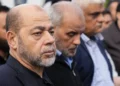 El líder palestino de Hamás, Moussa Abu Marzouk, al frente, asiste al funeral de Saleh Arouri, en Beirut, Líbano, el jueves 4 de enero de 2024. (Foto AP/Hussein Malla)