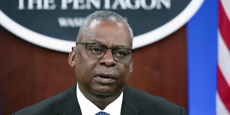 El secretario de Defensa de Estados Unidos, Lloyd Austin, habla en el Pentágono, en Washington, el 22 de noviembre de 2023. (Cliff Owen/AP)