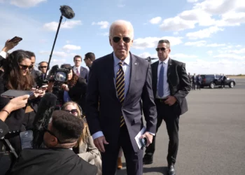 El presidente de Estados Unidos, Joe Biden, se dirige a bordo del Air Force One después de hablar con los periodistas en el Aeropuerto Internacional de Filadelfia, en Filadelfia, el 26 de octubre de 2024. (AP/Manuel Balce Ceneta)