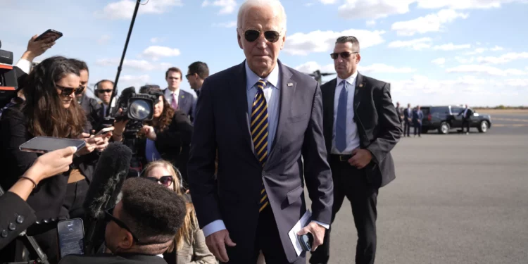 El presidente de Estados Unidos, Joe Biden, se dirige a bordo del Air Force One después de hablar con los periodistas en el Aeropuerto Internacional de Filadelfia, en Filadelfia, el 26 de octubre de 2024. (AP/Manuel Balce Ceneta)