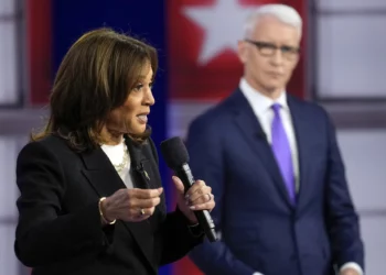 La candidata presidencial demócrata y vicepresidenta de Estados Unidos, Kamala Harris, habla durante un foro de CNN en Aston, Pensilvania, el 23 de octubre de 2024, mientras el moderador Anderson Cooper escucha. (Foto AP/Matt Rourke)