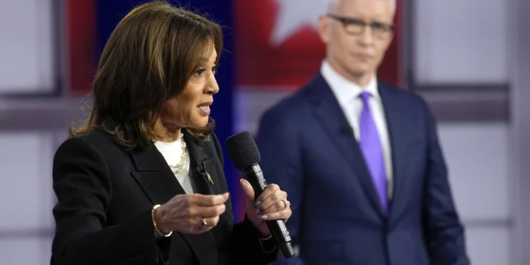 La candidata presidencial demócrata y vicepresidenta de Estados Unidos, Kamala Harris, habla durante un foro de CNN en Aston, Pensilvania, el 23 de octubre de 2024, mientras el moderador Anderson Cooper escucha. (Foto AP/Matt Rourke)