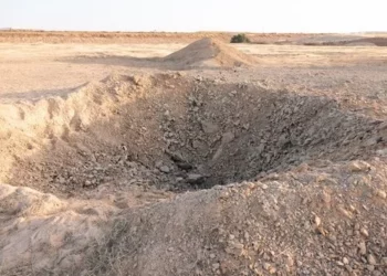 Se observa un cráter cerca de una calle de rodaje en la base aérea de Nevatim, luego de un ataque con misiles balísticos iraníes, el 14 de abril de 2024. (Fuerzas de Defensa de Israel)