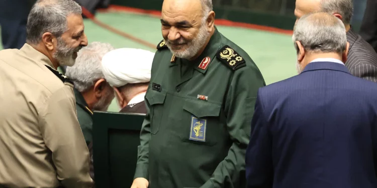 El jefe del Cuerpo de la Guardia Revolucionaria Islámica (CGRI), general Hossein Salami, llega a la toma de posesión del nuevo presidente iraní en el parlamento en Teherán, el 30 de julio de 2024 (AFP)