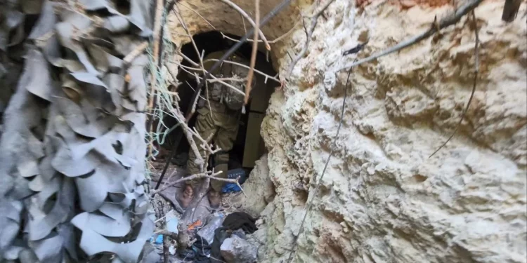 Un túnel de Hezbolá descubierto por tropas de la 646.ª Brigada de Paracaidistas de Reserva en el sur del Líbano, en una imagen publicada el 24 de octubre de 2024. (Fuerzas de Defensa de Israel)