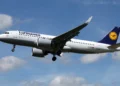 Un Airbus A320-271N de Lufthansa Airlines aterriza en el aeropuerto de Heathrow, en el oeste de Londres, el 29 de abril de 2024. (Adrian DENNIS / AFP)