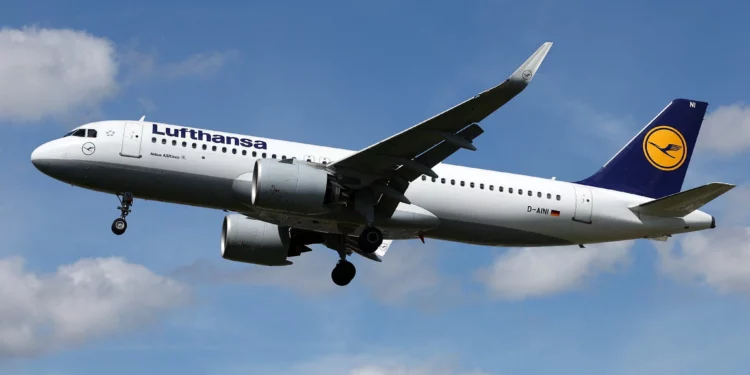 Un Airbus A320-271N de Lufthansa Airlines aterriza en el aeropuerto de Heathrow, en el oeste de Londres, el 29 de abril de 2024. (Adrian DENNIS / AFP)