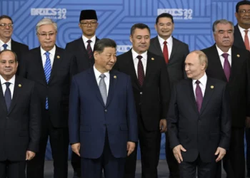 El presidente egipcio, Abdel Fattah al-Sisi, el presidente chino, Xi Jinping, el presidente ruso, Vladimir Putin, y otros participantes en la reunión de divulgación/formato BRICS Plus posan para una foto familiar durante la cumbre BRICS en Kazán el 24 de octubre de 2024. (Foto de Alexander NEMENOV / POOL / AFP)