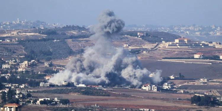 Columnas de humo se elevan desde el lugar del ataque aéreo israelí que tuvo como objetivo la aldea de Kfar Tibnit, en el sur del Líbano, el 21 de octubre de 2024. (AFP)