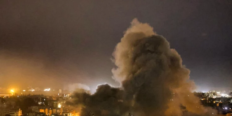 El humo se eleva desde el lugar de un ataque aéreo israelí que tuvo como objetivo un área en los suburbios del sur de Beirut el 22 de octubre de 2024. (IBRAHIM AMRO / AFP)