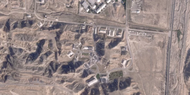 Esta fotografía satelital de Planet Labs PBC muestra edificios dañados en la base militar iraní de Parchin, en las afueras de Teherán, Irán, el 27 de octubre de 2024 (Planet Labs PBC vía AP)