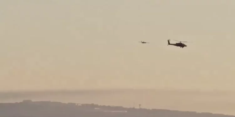 Imágenes publicadas en las redes sociales el 19 de octubre de 2024 muestran un helicóptero de la IAF y un dron lanzados desde el Líbano. (Captura de pantalla, utilizada de conformidad con la cláusula 27a de la Ley de Derechos de Autor)