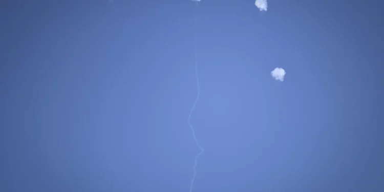 Un sistema antimisiles israelí intercepta misiles disparados desde el Líbano, visto desde la ciudad de Haifa, en el norte de Israel, el 23 de octubre de 2024. (Michael Giladi/Flash90)