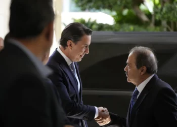 Amos Hochstein, asesor principal del presidente estadounidense Joe Biden (centro), es recibido antes de una reunión con el presidente del Parlamento libanés, aliado de Hezbolá, Nabih Berri, en Beirut, Líbano, el 21 de octubre de 2024. (Foto AP/Hassan Ammar)