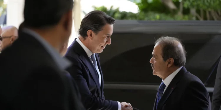 Amos Hochstein, asesor principal del presidente estadounidense Joe Biden (centro), es recibido antes de una reunión con el presidente del Parlamento libanés, aliado de Hezbolá, Nabih Berri, en Beirut, Líbano, el 21 de octubre de 2024. (Foto AP/Hassan Ammar)