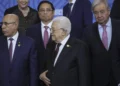 El presidente de Mauritania, Mohamed Ould Ghazouani (izq.), el presidente de la Autoridad Palestina, Mahmoud Abbas (centro), el secretario general de la ONU, Antonio Guterres (der.), y otros participantes en la reunión de divulgación/formato BRICS Plus posan para una foto familiar durante la cumbre BRICS en Kazán el 24 de octubre de 2024. (Foto de MAXIM SHIPENKOV / POOL / AFP)