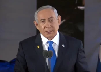 El primer ministro, Benjamin Netanyahu, habla en un acto conmemorativo por las tropas de las FDI que murieron el 7 de octubre y en la guerra posterior, el 27 de octubre de 2024 (Captura de pantalla/GPO)