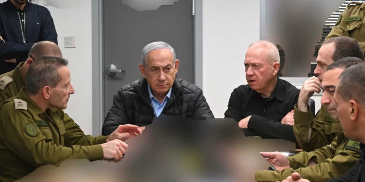 Una foto difundida por su oficina el 26 de octubre de 2024 muestra al primer ministro Benjamin Netanyahu reunido con el ministro de Defensa Yoav Gallant y comandantes de las Fuerzas de Defensa de Israel en el búnker debajo de la base militar de Kirya en Tel Aviv. (Avi Ohayun/GPO)