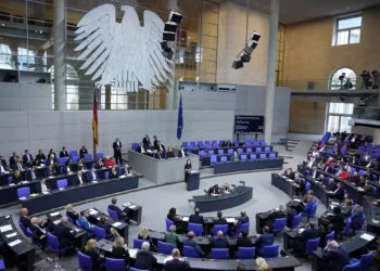 La ministra alemana de Asuntos Exteriores, Annalena Baerbock, habla durante una sesión especial del Parlamento que conmemora el primer aniversario del ataque de Hamas a Israel, en el Bundestag alemán en Berlín, Alemania, el jueves 10 de octubre de 2024. (Foto AP/Ebrahim Noroozi)