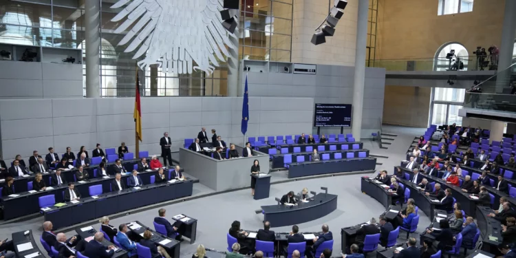 La ministra alemana de Asuntos Exteriores, Annalena Baerbock, habla durante una sesión especial del Parlamento que conmemora el primer aniversario del ataque de Hamas a Israel, en el Bundestag alemán en Berlín, Alemania, el jueves 10 de octubre de 2024. (Foto AP/Ebrahim Noroozi)