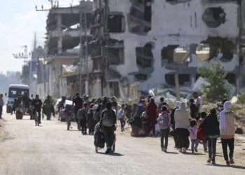 Palestinos desplazados que huyen de las operaciones militares israelíes en Beit Lahia, en el norte de Gaza, 22 de octubre de 2024. (Omar AL-QATTAA / AFP)