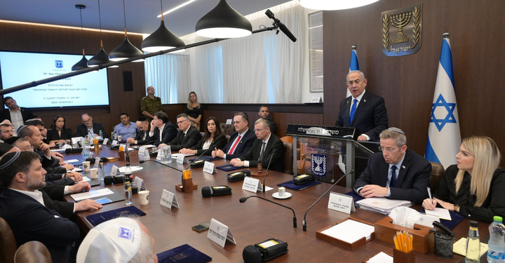 El primer ministro Benjamín Netanyahu preside una reunión de gabinete en Jerusalén, el 7 de octubre de 2024 (Amos Ben Gershom/GPO)