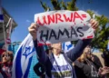 Activistas protestan contra la Agencia de Obras Públicas y Socorro de las Naciones Unidas para los Refugiados de Palestina (UNRWA) frente a sus oficinas en Jerusalén, el 20 de marzo de 2024. (Yonatan Sindel/ Flash90)