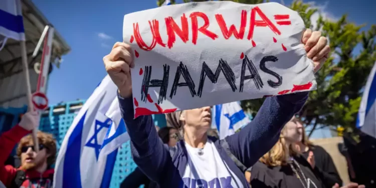 Activistas protestan contra la Agencia de Obras Públicas y Socorro de las Naciones Unidas para los Refugiados de Palestina (UNRWA) frente a sus oficinas en Jerusalén, el 20 de marzo de 2024. (Yonatan Sindel/ Flash90)