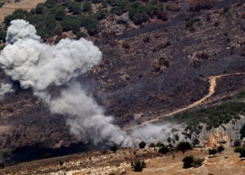 El humo se eleva desde el lugar de un ataque aéreo israelí en las afueras de la ciudad de Al-Ahmadieh, en el sur del Líbano, el 1 de noviembre de 2024. (AFP)