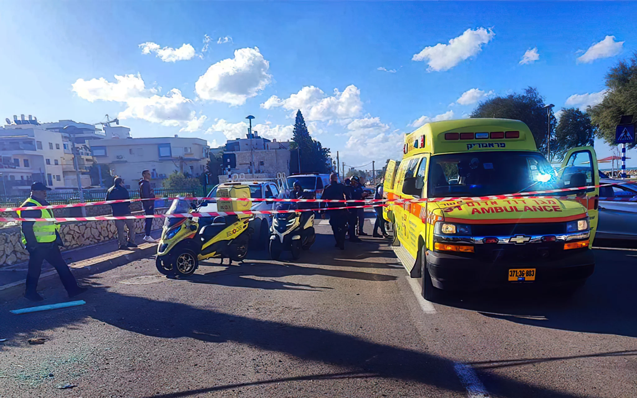 Escena en la que un cohete de Hezbolá impactó en la ciudad norteña de Nahariya, hiriendo a un hombre, el 25 de noviembre de 2024. (Magen David Adom)