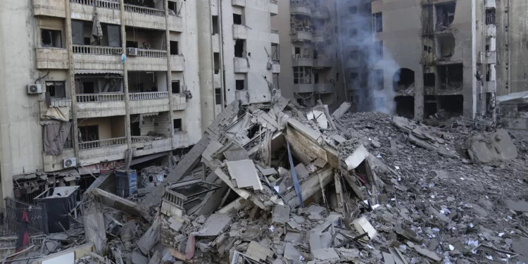 El humo se eleva desde un edificio destruido que fue alcanzado por un ataque aéreo israelí en Dahiyeh, en el suburbio sur de Beirut, Líbano, el 1 de noviembre de 2024. (Foto AP/Hussein Malla)