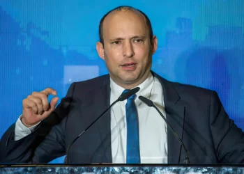 Bennett critica a Netanyahu por destituir a Gallant durante la guerra