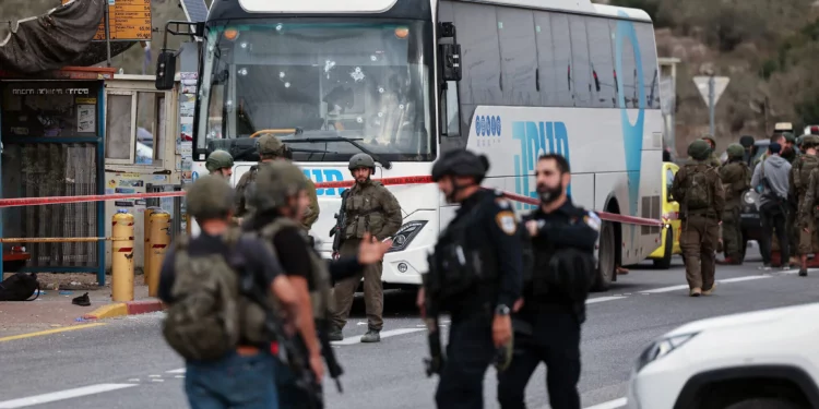 Terrorista de Hamás abre fuego contra autobús civil israelí