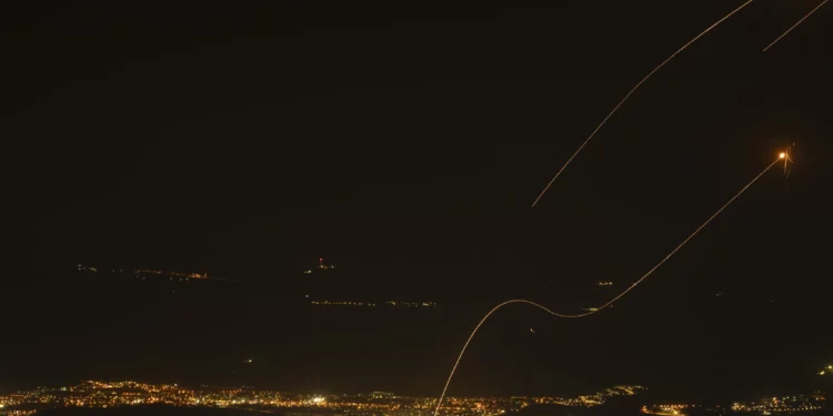 El sistema de defensa aérea Cúpula de Hierro se activa para interceptar cohetes lanzados desde el Líbano, cerca de Kiryat Shmona, visto desde los Altos del Golán, el 26 de octubre de 2024. (Foto AP/Leo Correa)