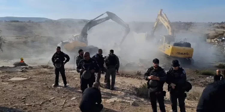 La policía completa demolición del poblado beduino ilegal de Umm al-Hiran