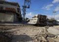 Una excavadora militar israelí avanza por una carretera durante una redada en la ciudad de Tulkarem, en el norte de Cisjordania, el 28 de agosto de 2024. (Jaafar ASHTIYEH / AFP)